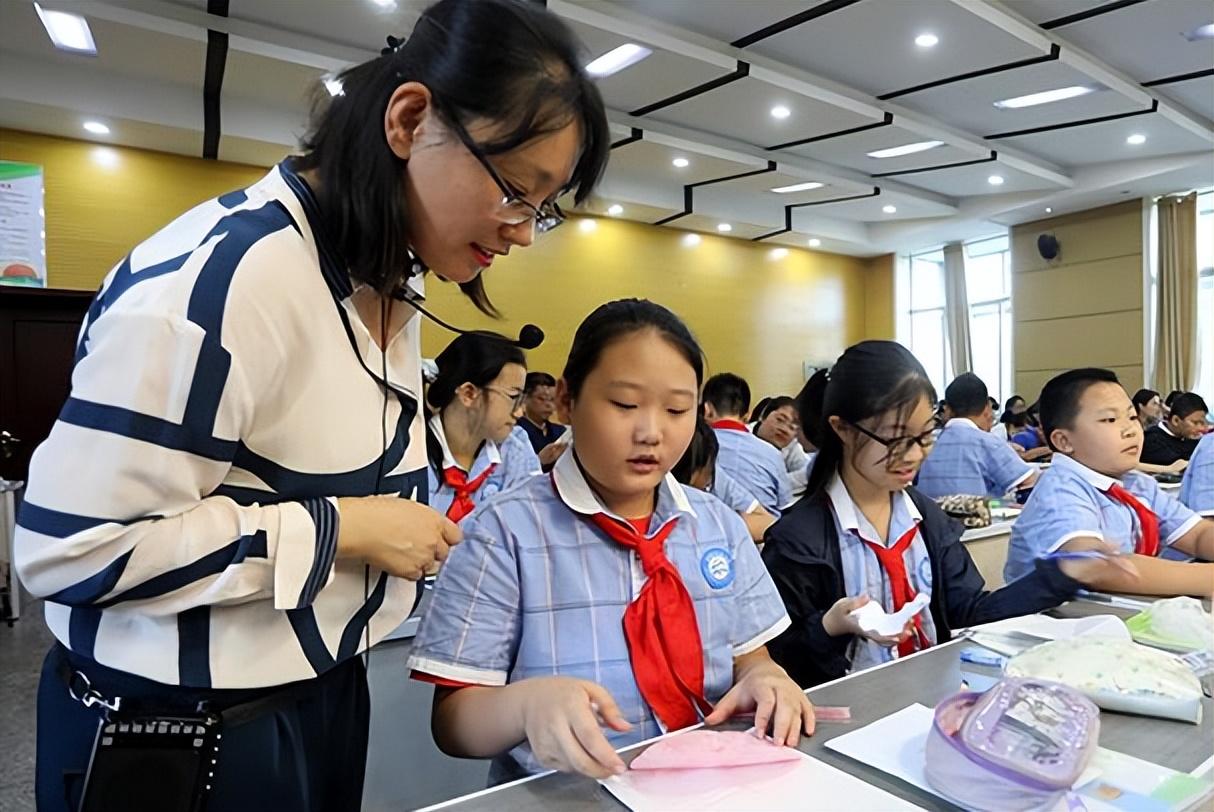 教师职称改革重塑教育生态，激发潜能新动态